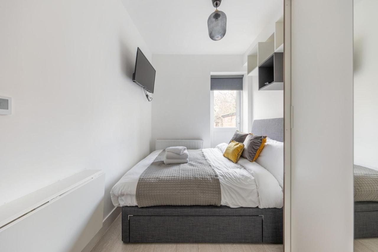 Functional Double With An Ensuite Toilet And Shower Near Tube And Bus Stations London Exterior foto