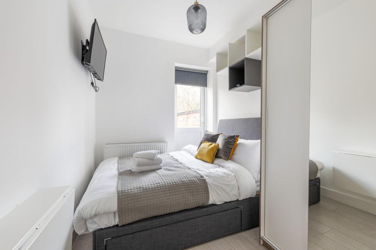 Functional Double With An Ensuite Toilet And Shower Near Tube And Bus Stations London Exterior foto