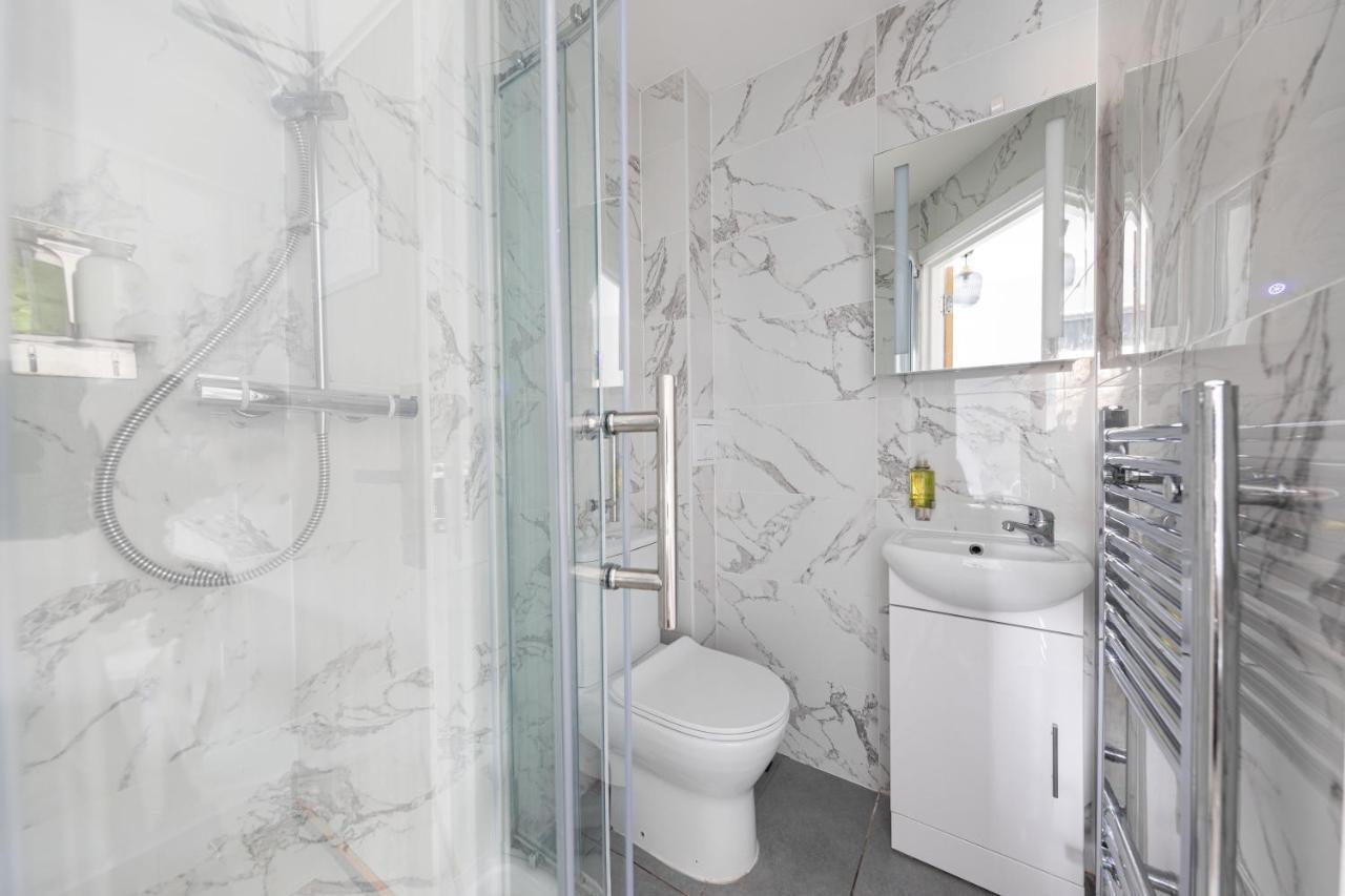 Functional Double With An Ensuite Toilet And Shower Near Tube And Bus Stations London Exterior foto